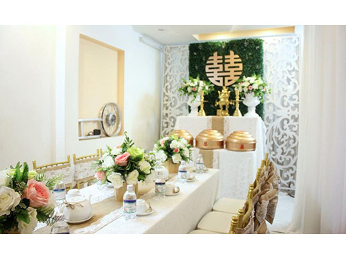 Các nụ hoa hồng to nhiều sắc màu được trang trí trên bàn ha HDB42